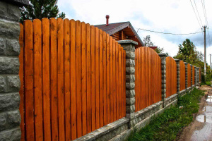 Деревянный забор для дачи биофа