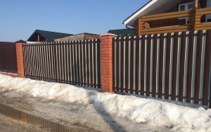 Забор из евроштакетника шахматный