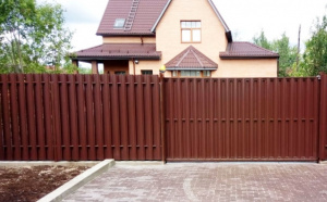  Забор из металлического штакетника 1,8 м*45 м красный